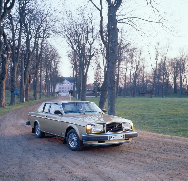 206103_Volvo_262_C