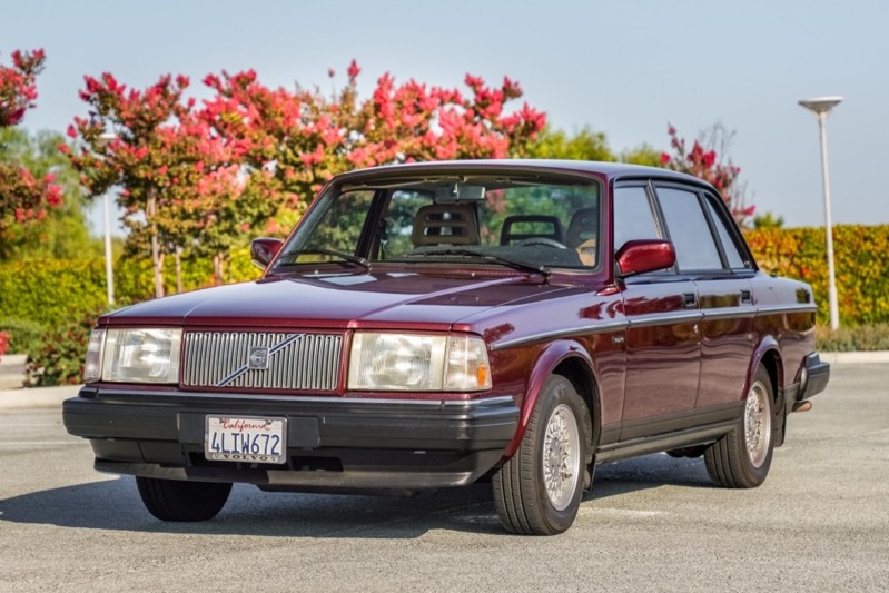 1993 Volvo 240 Classic berline rouge USA