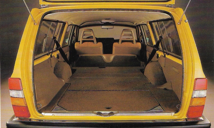 1981 245 jaune vue arrière hayon ouvert